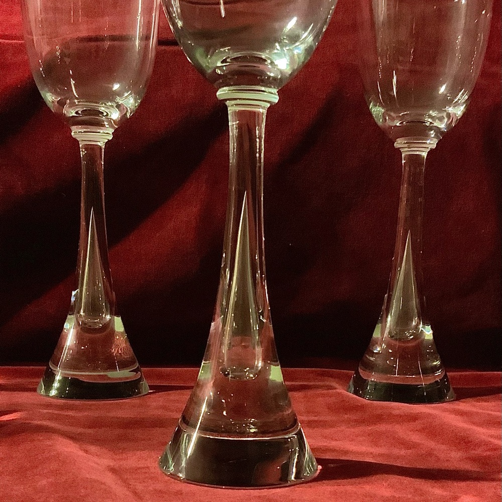 A SET OF SEVEN DANISH MODERN STYLE WINE GLASSES, LATE 20TH CENTURY